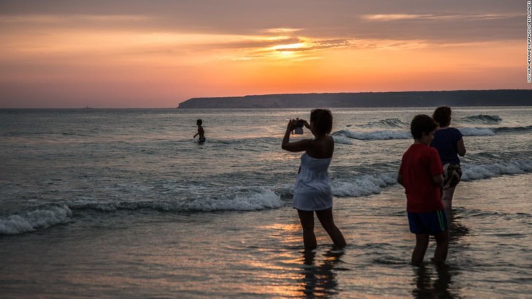 スペインのアンダルシア南部にある浜辺に漂白剤が散布された/Victoria Herranz/NurPhoto/Getty Images
