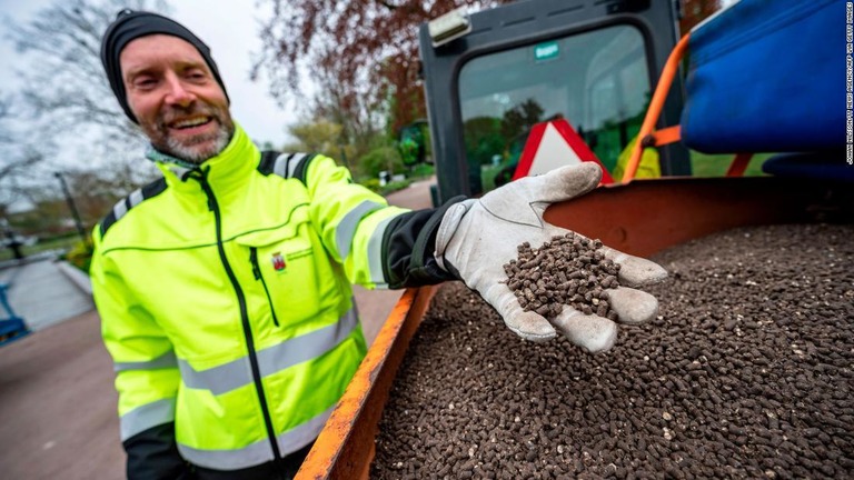 スウェーデンのルンド市は鶏糞の肥料１トンを市内の公園に散布した/JOHAN NILSSON/TT News Agency/AFP via Getty Images