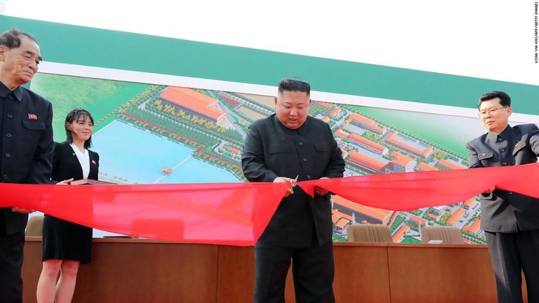 金正恩氏が約３週間ぶりに公の場に姿を現したと北朝鮮の国営メディアが報じた/KCNA VIA KNS/AFP/Getty Images