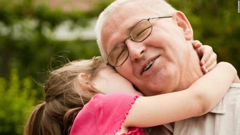 スイスで祖父母と孫の抱擁を対象にした規制が解除された/Shutterstock
