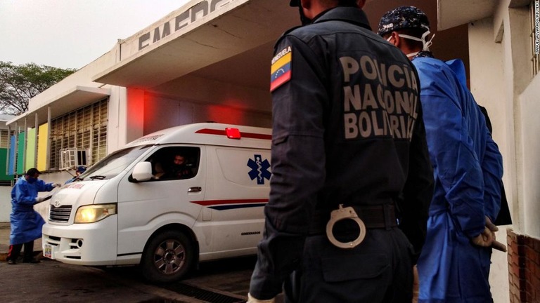 暴動が発生したポルトゥゲサ州の刑務所から受刑者を乗せて病院に到着した救急車/Manuel Alvarado/Reuters