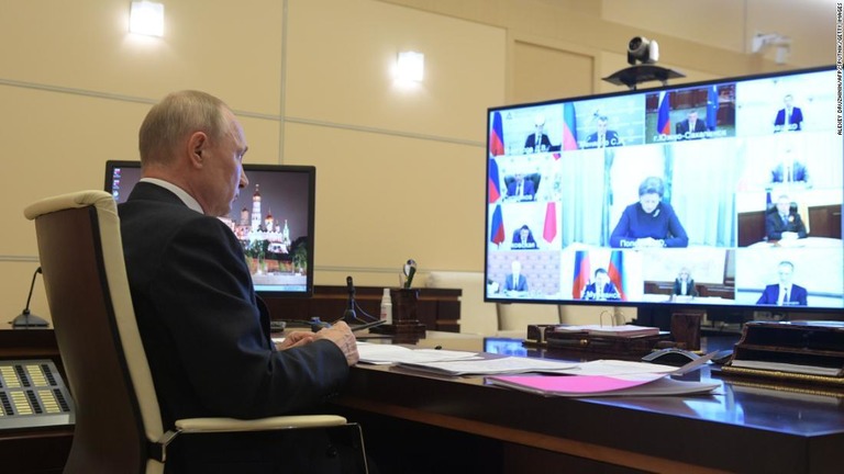 モスクワ郊外ノボオガリョボの大統領公邸で各地域のトップとコロナ対策のビデオ会議を行うプーチン大統領＝４月２８日/ALEXEY DRUZHININ/AFP/SPUTNIK/Getty Images