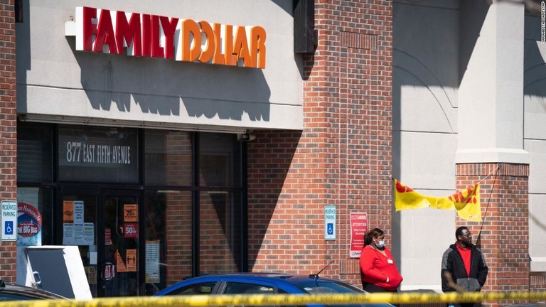 米ミシガン州の小売店で、マスク非着用の買い物客を注意した警備員が射殺された/Sarahbeth Maney/AP