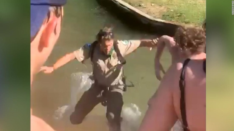 テキサス州の公園で対人距離確保を呼び掛けていたレンジャーが湖に突き落とされた/Obtained by CNN