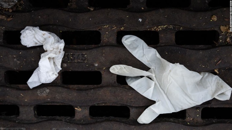 使い捨てのマスクや手袋が路上に落ちた風景は、今や世界中に共通のものとなっている/JOEL SAGET/AFP/AFP via Getty Images