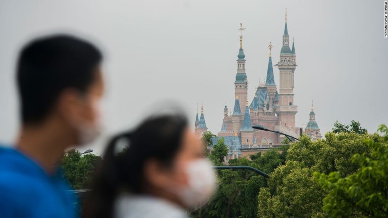 上海ディズニーランドが安全対策を強化しながら段階的に営業を再開する/Hu Chengwei/Getty Images