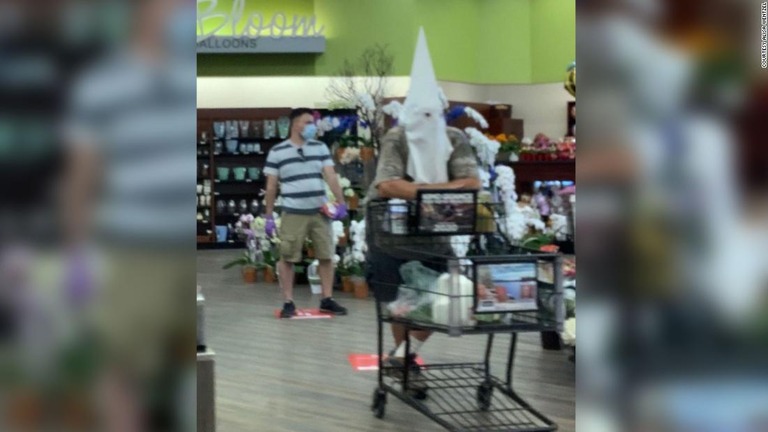 白人至上主義団体「ＫＫＫ」のものらしき白いフードをかぶって買い物をする客/Courtesy Alisa Wentzel
