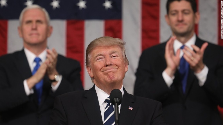 米ギャラップの世論調査でトランプ大統領の支持率が過去最高に並んだことが分かった/Pool/Getty Images North America/Getty Images