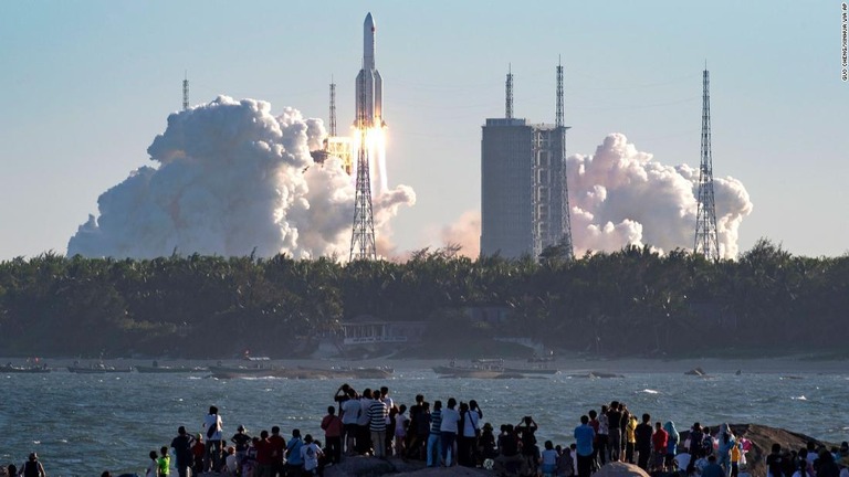 中国が最新の大型ロケット「長征５号Ｂ」の打ち上げに成功した/Guo Cheng/Xinhua via AP