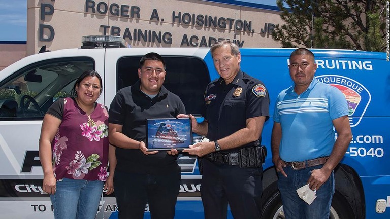 正しい行いを称賛され、地元警察からの記念品を受け取るヌニェスさん（左から２人目）/Courtesy Albuquerque Police Department
