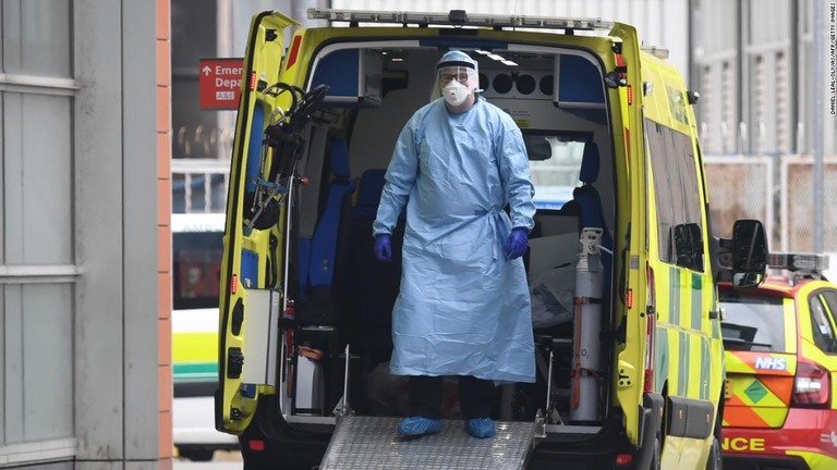 英国で、新型コロナ対応に当たる医師への防護具供給が不十分な実態が明らかになった/DANIEL LEAL-OLIVAS/AFP/Getty Images