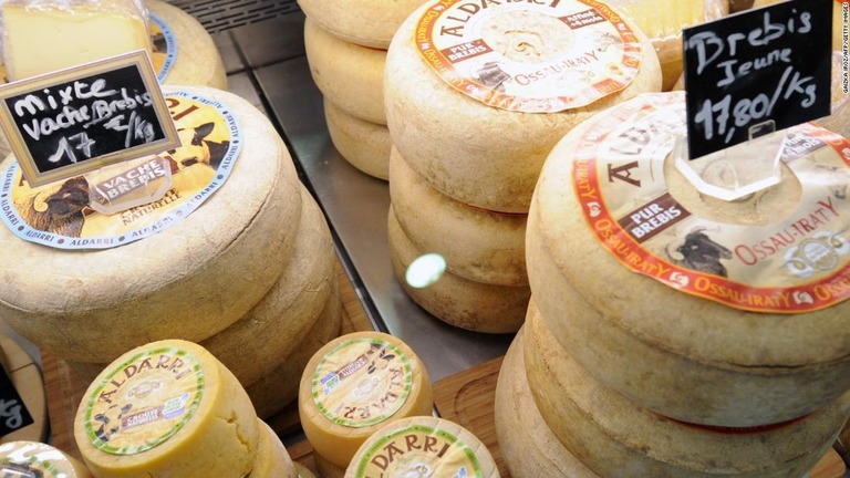 封鎖措置施行中のフランスでチーズの販売が激減し、酪農業者が悲鳴を上げている/Gaizka Iroz/AFP/Getty Images