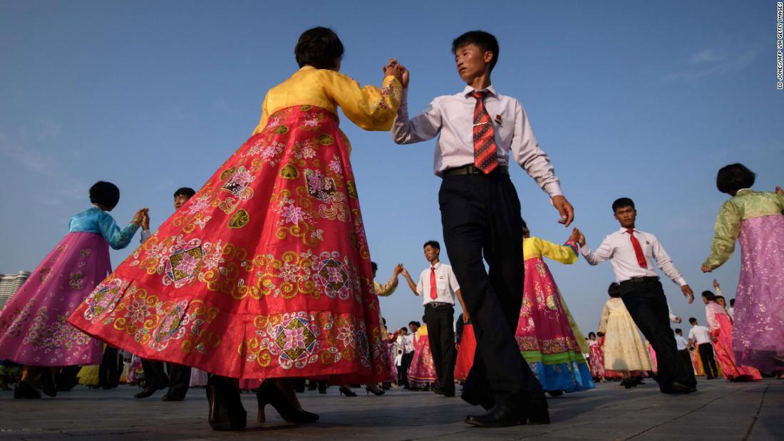 集団で着飾って踊る北朝鮮の若い男女