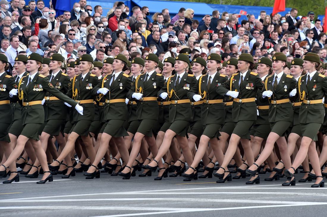 パレードを行う女性兵士＝９日、ベラルーシ首都ミンスク/Sergei Gapon/AFP via Getty Images