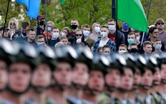 ベラルーシ、対独戦勝記念の軍事行進　大統領は新型コロナへの懸念を一蹴