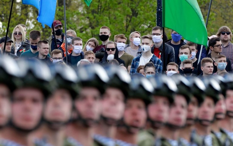 ベラルーシの首都ミンスクで対ドイツ戦勝７５周年を祝う軍事パレードが行われた＝９日/Sergei Grits/AP