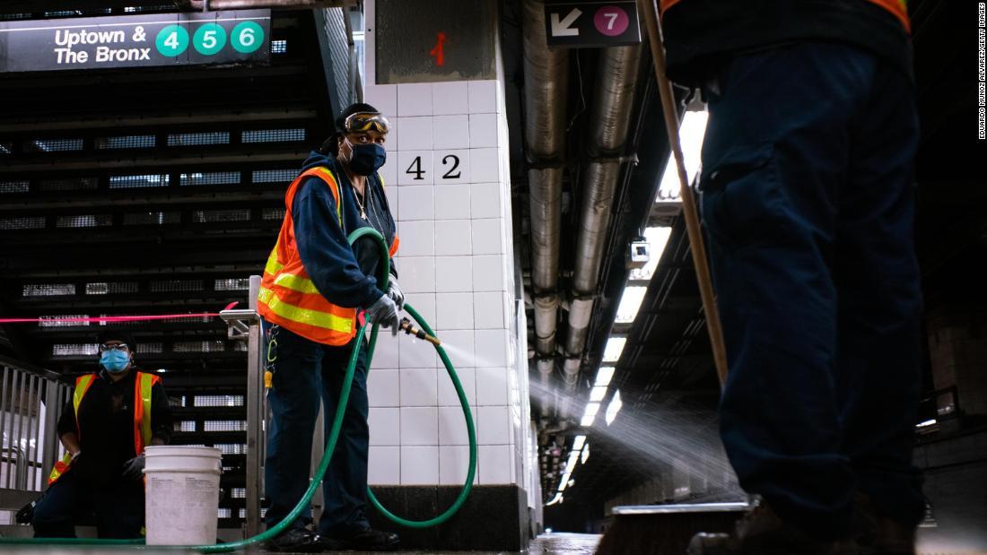ニューヨークで駅の消毒に当たる作業員/Eduardo Munoz Alvarez/Getty Images