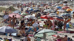 今夏はビーチの入場も予約制に、砂浜仕切って区画指定　スペイン