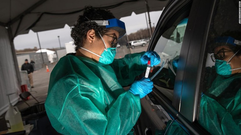 新型コロナウイルスの感染者が全世界で４００万人を超えたことがわかった/John Moore/Getty Images 