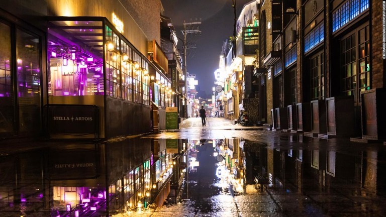 韓国ソウルの繁華街、梨泰院（イテウォン）の夜の風景/SeongJoon Cho/Bloomberg/Getty Images