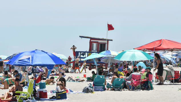 今月2日、再び開放されたビーチを訪れた人々/Craig Bailey/Florida Today/USA Today