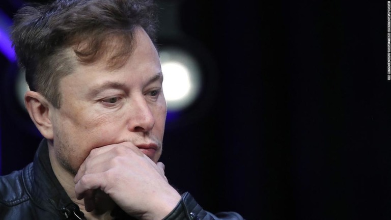 テスラのイーロン・マスクＣＥＯ。郡当局の指示に反してカリフォルニア州の工場を再開する方針を表明した/Win McNamee/Getty Images North America/Getty Images