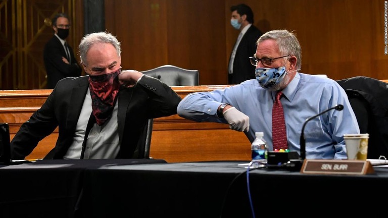 出席した議員は肘と肘をぶつけてあいさつ/Toni L. Sandys/Pool/AFP/Getty Images