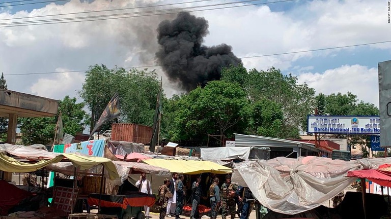 カブールの病院が襲撃され少なくとも１１人が死亡した＝１２日、アフガニスタン/Rahmat Gul/AP