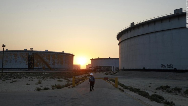 サウジアラビアが原油価格の下落などをうけて付加価値税を３倍に引き上げる/Simon Dawson/Bloomberg/Getty Images