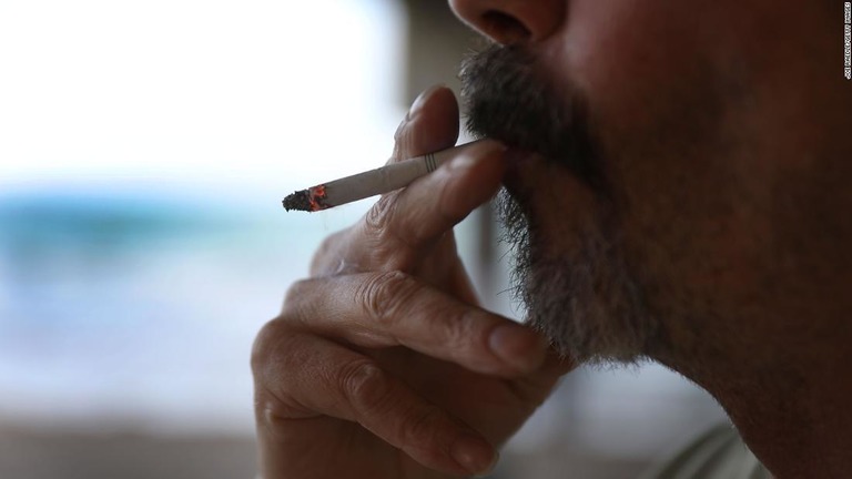 喫煙者が新型コロナに感染すると、重症化リスクは非喫煙者を上回るとＷＨＯが発表した/Joe Raedle/Getty Images