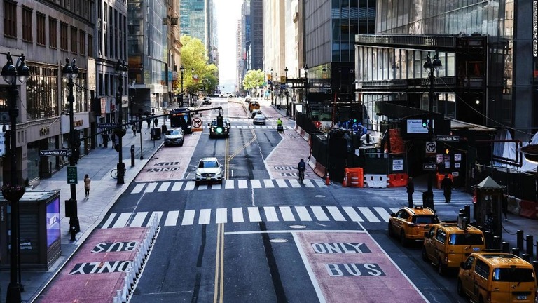 外出制限の指示によりマンハッタンの通りの交通量が減った＝１２日、米ニューヨーク市/Spencer Platt/Getty Images