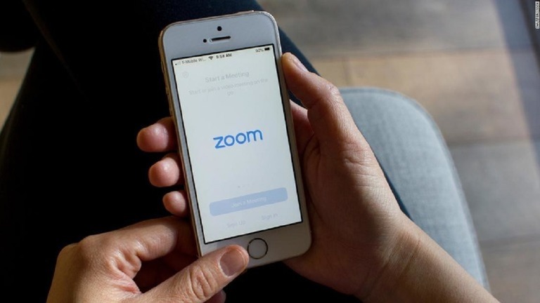 Ｚｏｏｍを利用中にポルノ動画が流れたとして米国の教会が同社を提訴した/Shutterstock