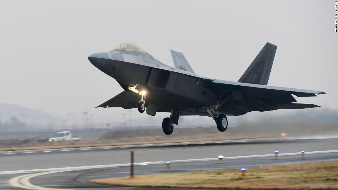 Ｆ２２戦闘機が墜落、パイロットは脱出して無事 米フロリダ州 - CNN.co.jp