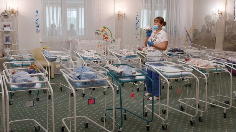 ウクライナの首都キエフの医療施設で新生児らの世話をする看護師/GLEB GARANICH/REUTERS