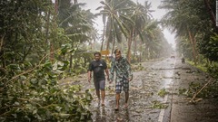 台風で数万人退避、避難所で対人距離の確保指示　フィリピン