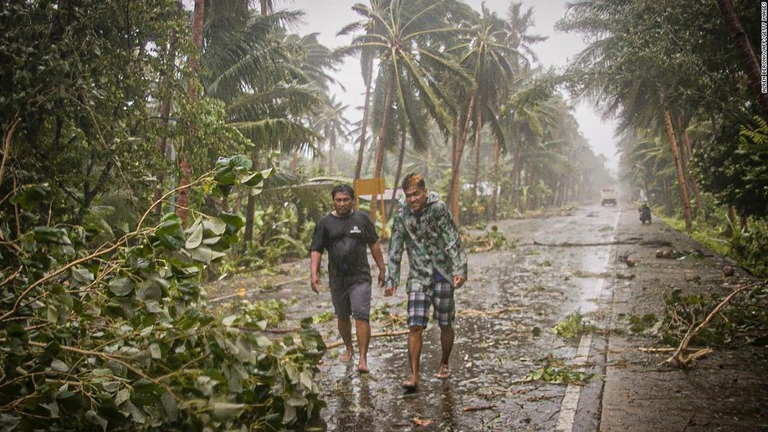フィリピンで台風１号から避難した住民に対人距離確保の指示が出ているという/Alren Beronio/AFP/Getty Images