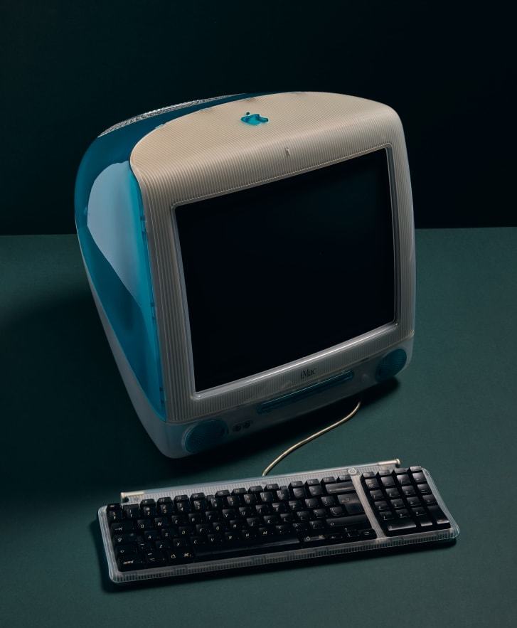 色彩の鮮やかさとユーザーにとっての扱いやすさでコンピューターの歴史を変えるモデルとなったアップルの「iMac G3」/John Short