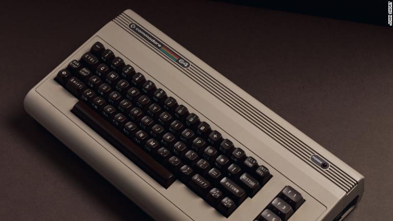 １９８１年発売の「コモドール６４」は、初期のホームコンピューターの中で最も成功を収めた機種の１つとされる/John Short