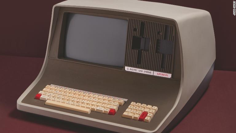 １９８０年代初めに人気を博した「インターテック・スーパーブレイン」。Ｚ８０マイクロプロセッサーとフロッピードライブを２つずつ搭載する/John Short