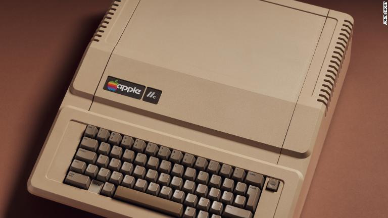 テクノロジー作家のアレックス・ウィルトシャー氏によると、１９７７年に登場した「アップルⅡ」は業界に変革をもたらした３機種のうちの１つ/John Short