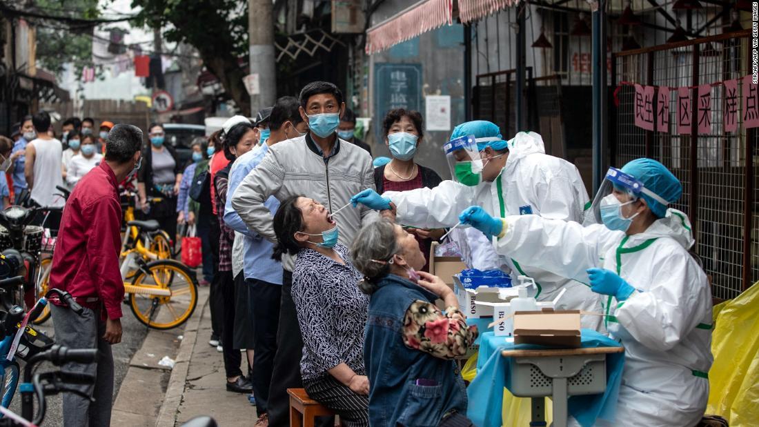新たなクラスターの発生を受け、武漢当局は住民１１００万人を対象に大規模検査を行うよう指示した/STR/AFP/AFP via Getty Images