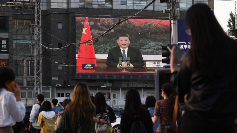 北京のスクリーンでは、習主席の演説の様子を伝えるニュース番組が流れた/GREG BAKER/AFP via Getty Images