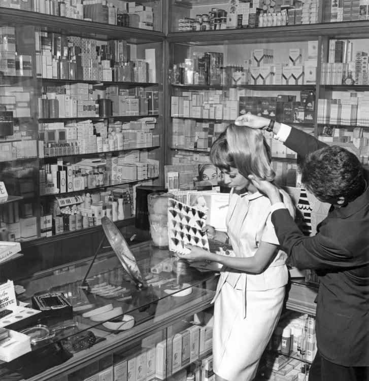 客にサンプルを見せる店員＝１９６５年/Angelo Cozzi/Mondadori/Getty Images