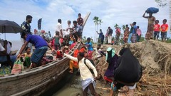 インド東部にサイクロン上陸、１２人死亡　バングラで数千棟倒壊