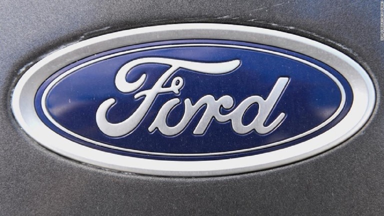 米フォード・モーターは国内の工場２カ所を再び一時閉鎖した/Omar Marques/Getty Images