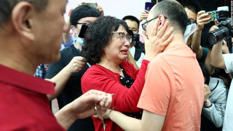 中国で誘拐された子どもが３２年ぶりに実の両親と再会した＝１８日/STR/AFP/AFP via Getty Images