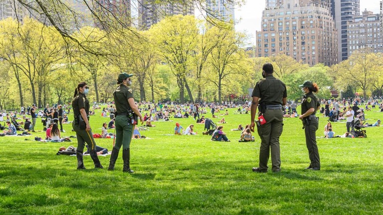 ニューヨークのセントラルパークで憩う人々を見守る警察官/Noam Galai/Getty Images