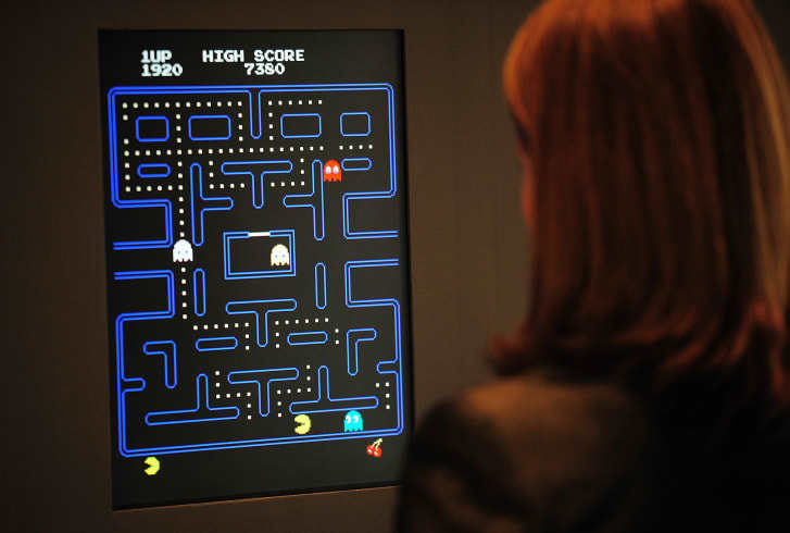 ニューヨーク近代美術館(MoMA)に展示されている「パックマン」をプレーする上級学芸員の女性/Credit: Emmanuel Dunand/AFP/Getty Images