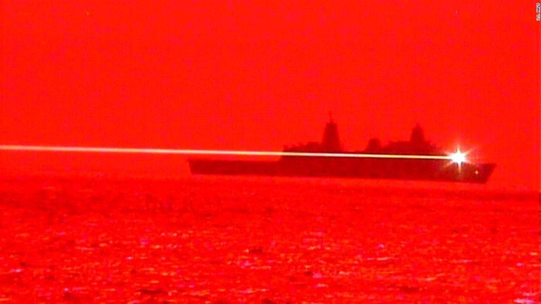 米海軍が新型レーザー兵器の実験に成功したと発表/U.S. Navy 