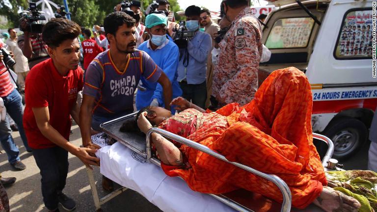 負傷した女性をカラチ市内の病院に搬送する/Shahzaib Akber/EPA-EFE/Shutterstock